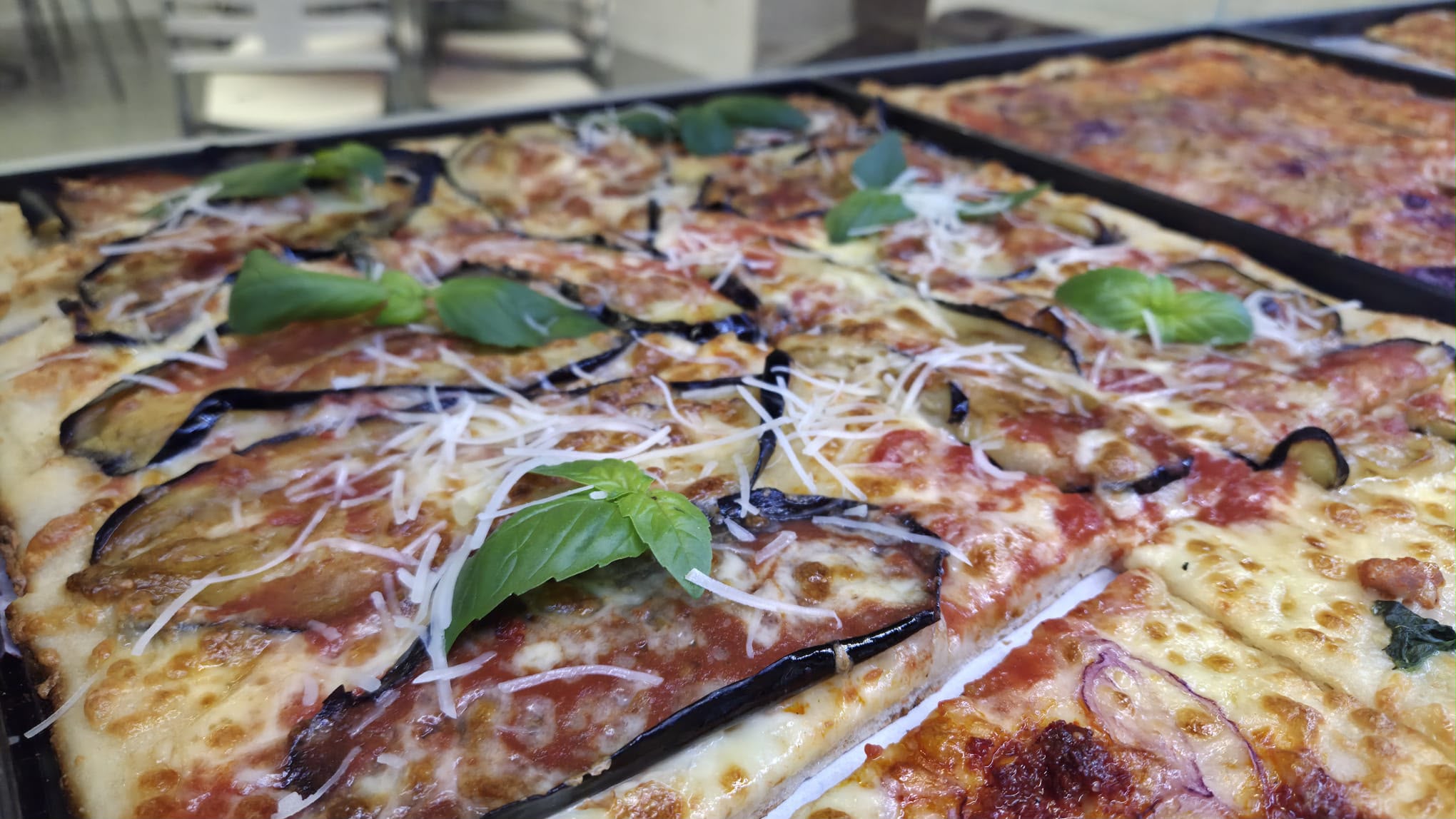 Pizza al taglio appena sfornata