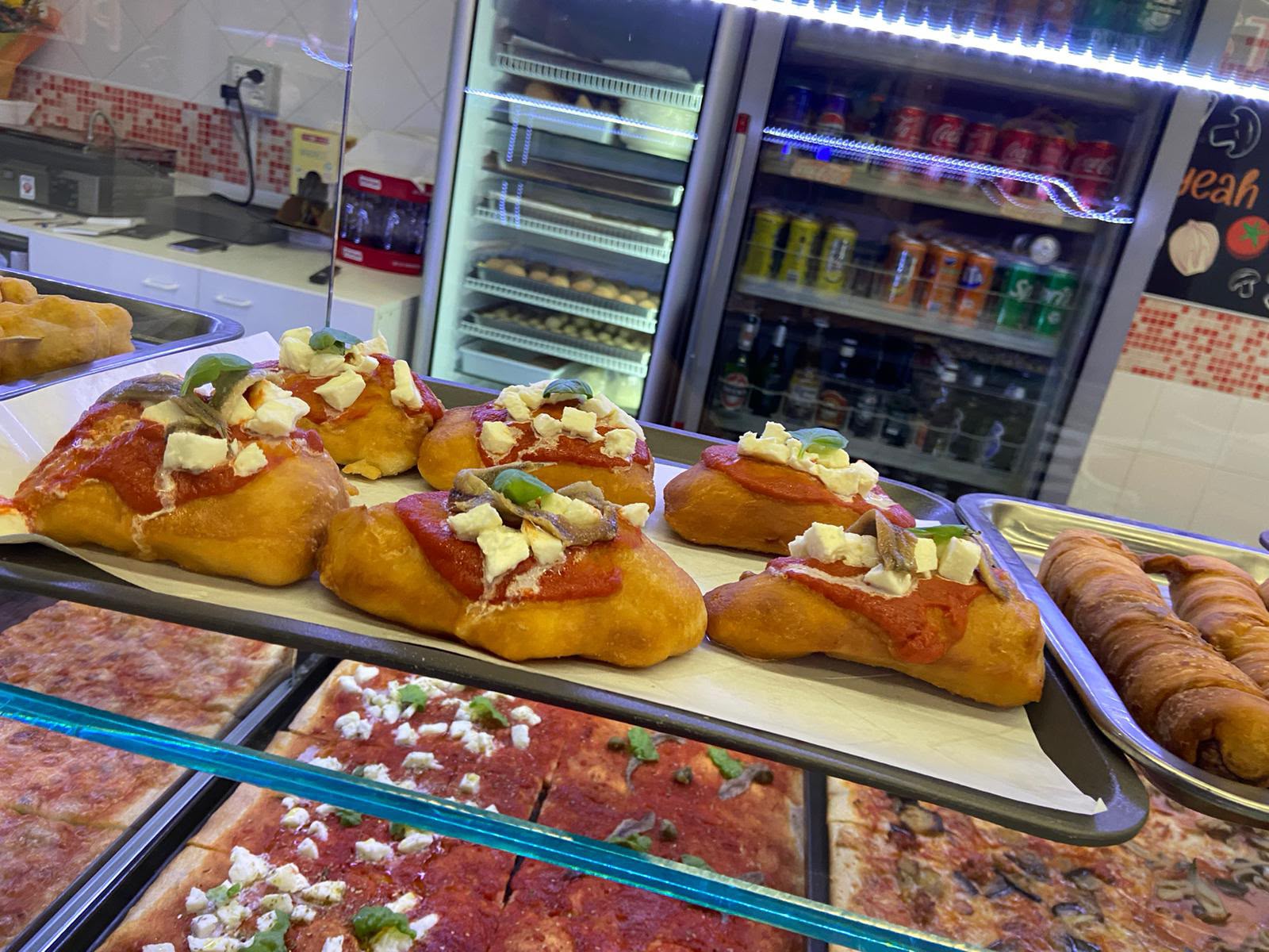 Tranci di pizza esposti