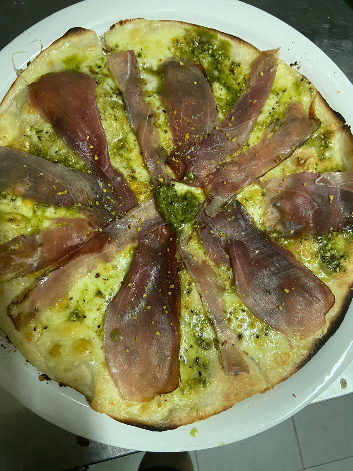 Pizza con ingredienti freschi