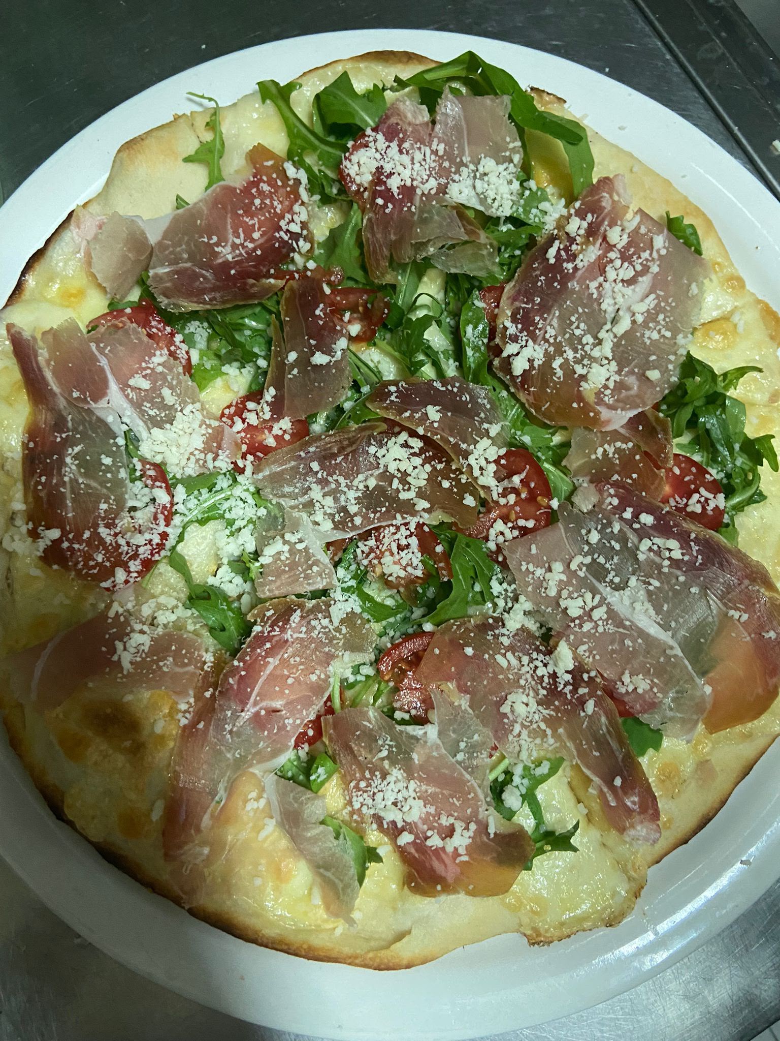 Pizza con rucola e formaggio