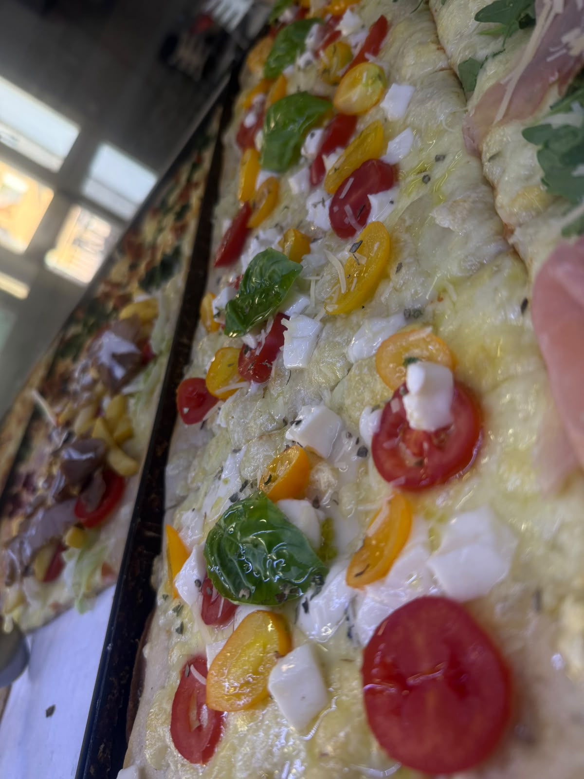 Pizza in teglia con ingredienti freschi