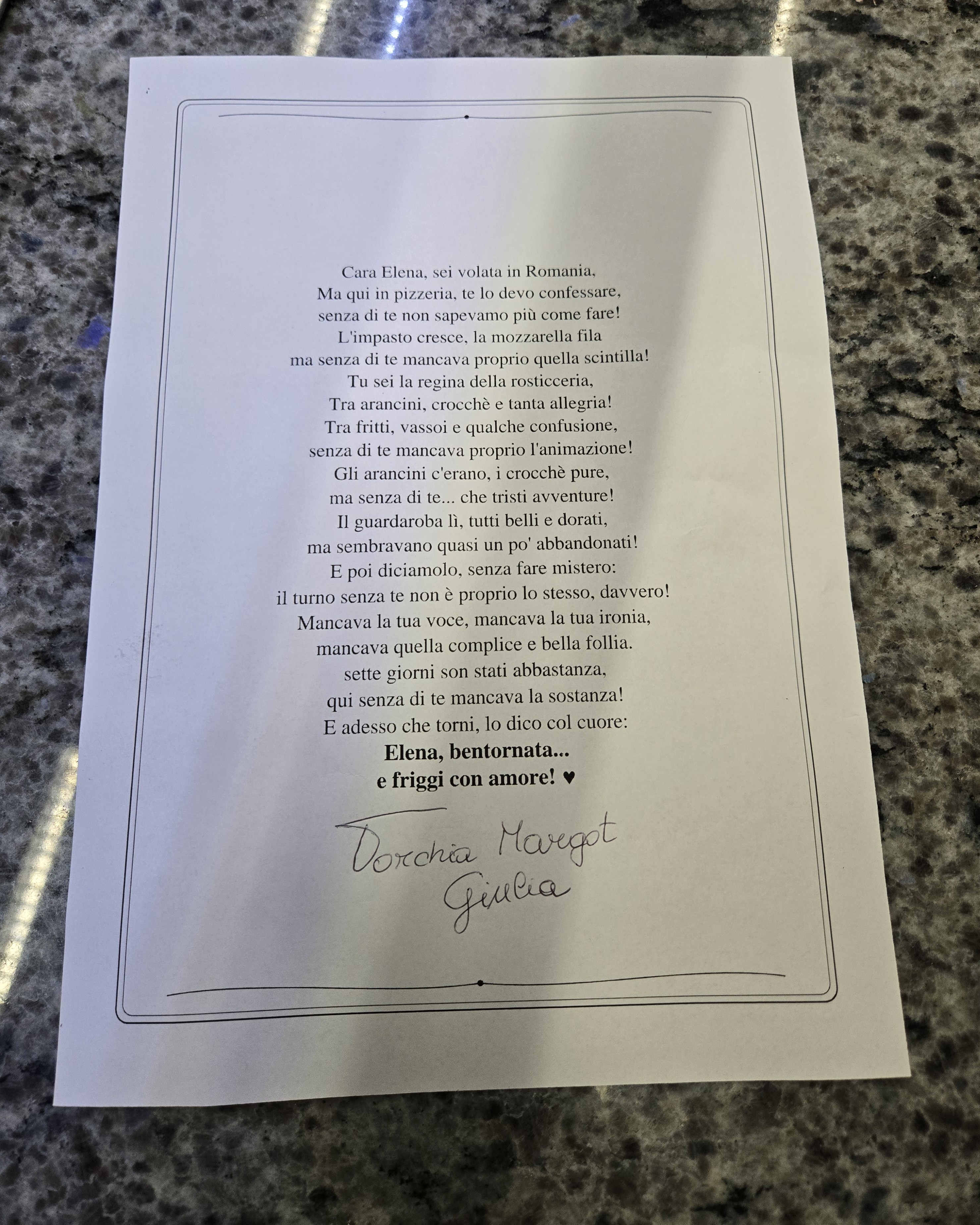 Una dedica di bentornata a Elena, fotografata in pizzeria