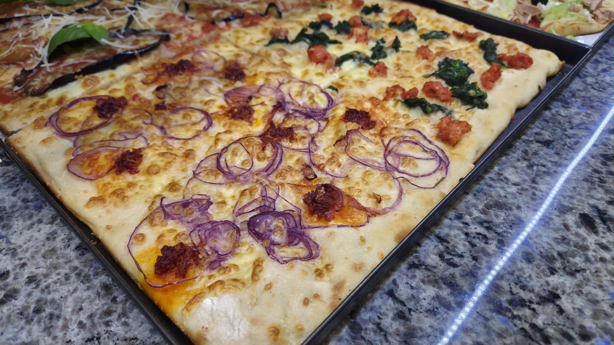 Pizza al taglio appena preparata