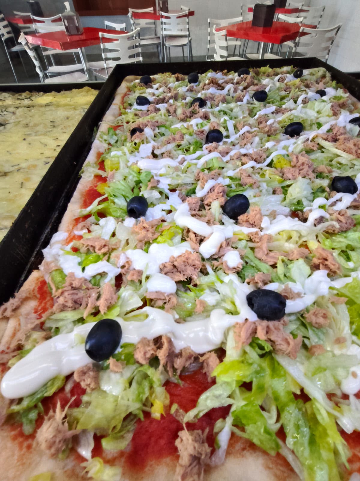 Pizza al taglio con tonno e insalata